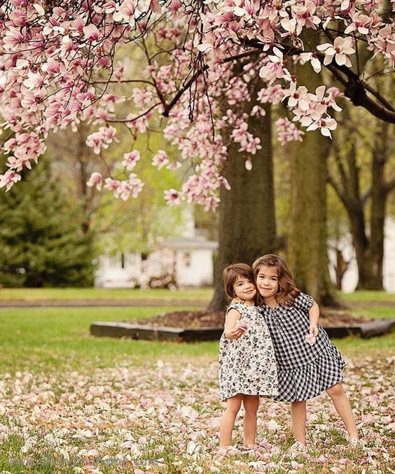  ژست عکاسی در باغ با شکوفه های بهاری