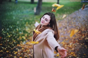 autumn photography girl dancing in leaves